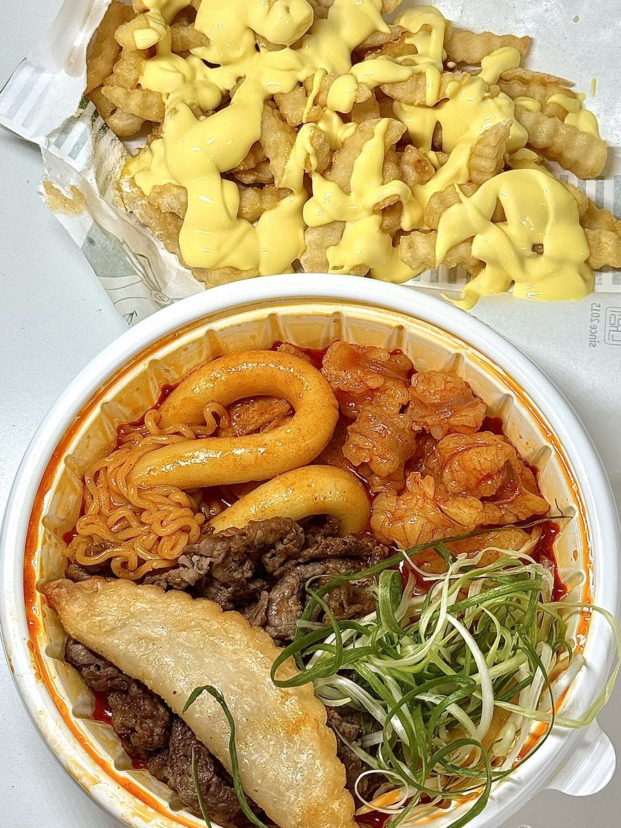 청년다방 차돌떡볶이 대창추가 버터갈릭감자튀김