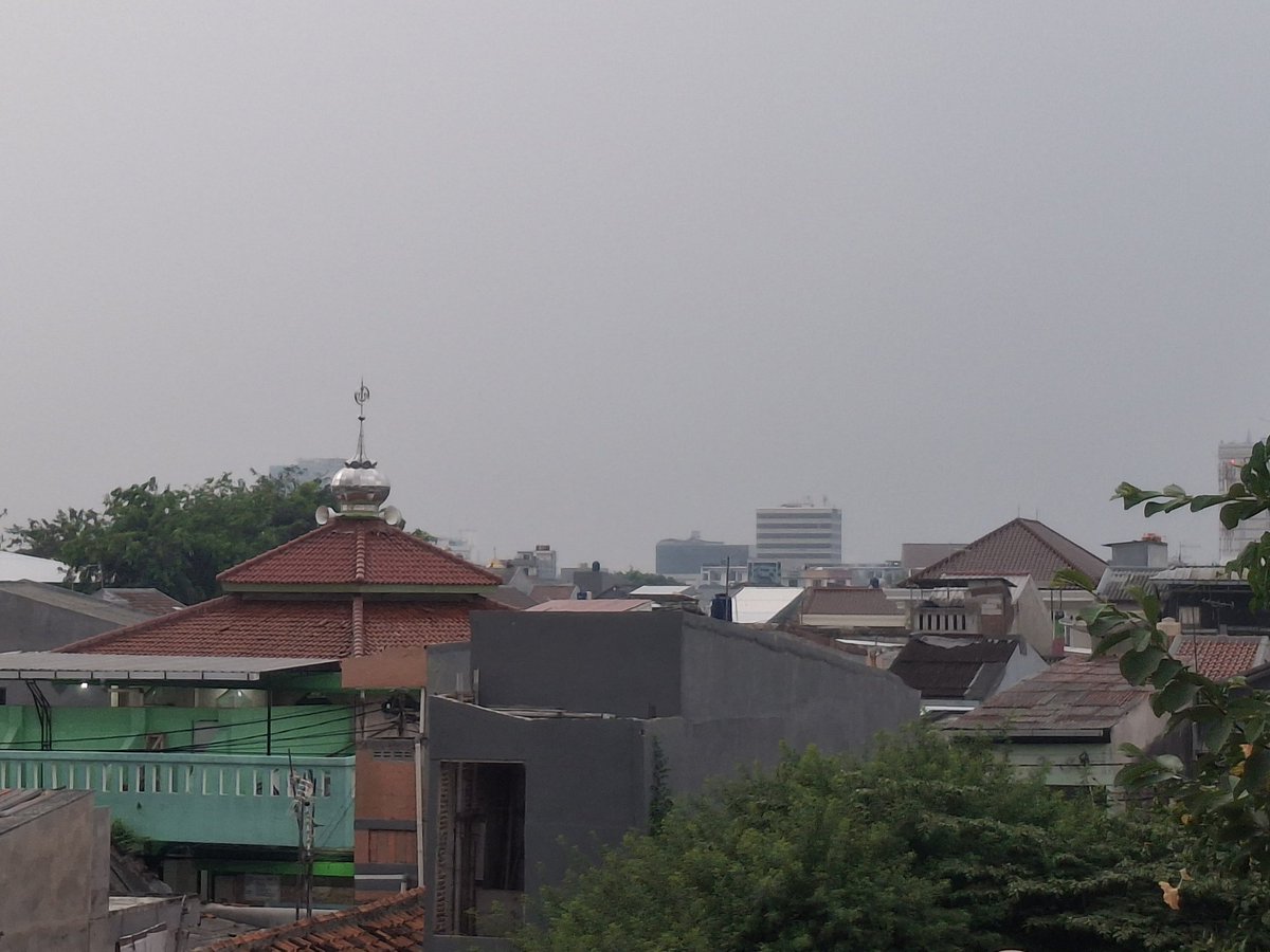 RizkyWa79719352's tweet image. Gelap nih sore ini di Jakarta Pusat sekitar Cempaka Putih, dan mulai turun hujan