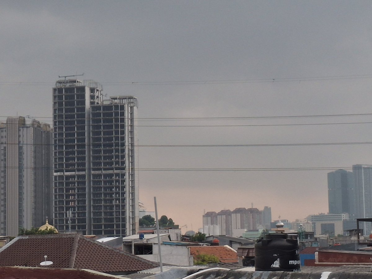 RizkyWa79719352's tweet image. Gelap nih sore ini di Jakarta Pusat sekitar Cempaka Putih, dan mulai turun hujan