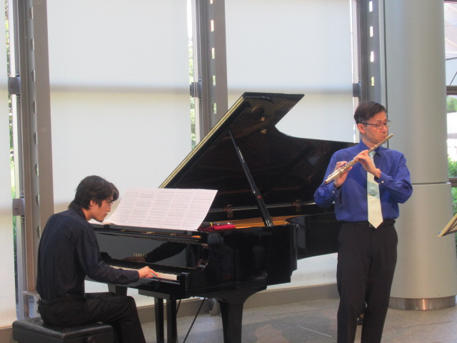 9月のコンサート②　後半2曲は前半に比べるとどこかで耳にしたことがありそうな曲でした。最後の曲はオリジナルはヴァイオリンのためのソナタかな？楽器を変えるとこんなにイメージが変化するんだと興味深く聞きました。お客様は皆様とても集中してお聴きになっておられました。　＃あおば音楽ひろば