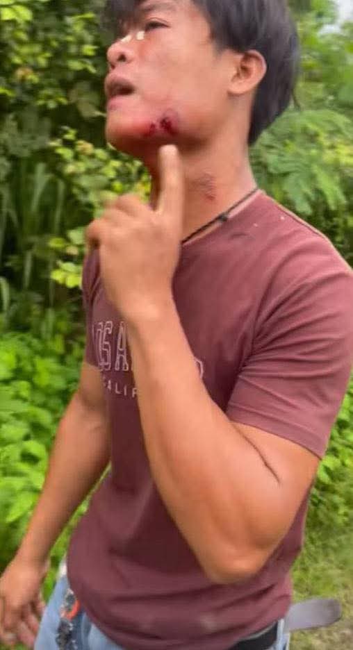 M76275Me's tweet image. 据信息部消息，2025年9月17日下午，泰国士兵手持盾牌、警棍和武器，继续侵犯柬埔寨领土。他们在班迭棉吉省乌触县奥比春乡的Prey Chan村继续架设铁丝网，并使用催泪瓦斯、弹弓和高频噪音设备攻击柬埔寨公民，导致包括僧侣在内的多名公民受伤。
柬埔寨军队严格遵守停火协议，在场保卫我国人民的安全。