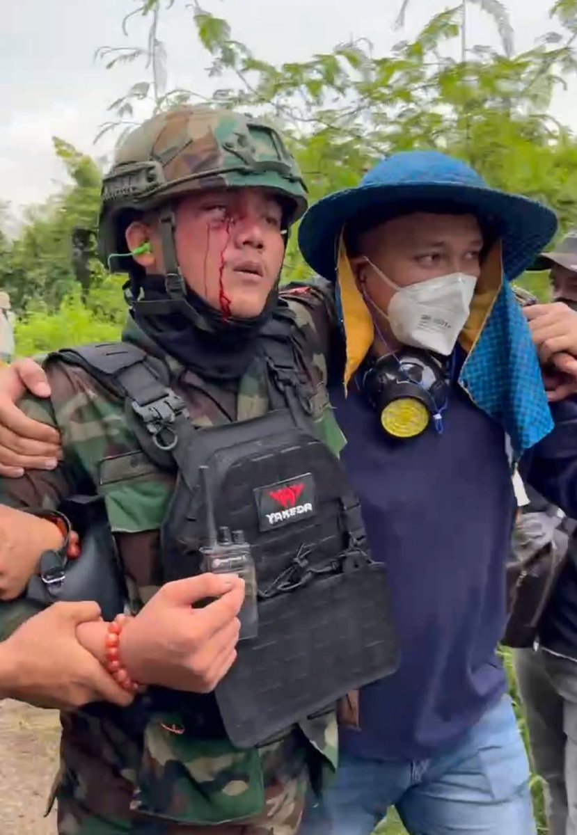 M76275Me's tweet image. 据信息部消息，2025年9月17日下午，泰国士兵手持盾牌、警棍和武器，继续侵犯柬埔寨领土。他们在班迭棉吉省乌触县奥比春乡的Prey Chan村继续架设铁丝网，并使用催泪瓦斯、弹弓和高频噪音设备攻击柬埔寨公民，导致包括僧侣在内的多名公民受伤。
柬埔寨军队严格遵守停火协议，在场保卫我国人民的安全。