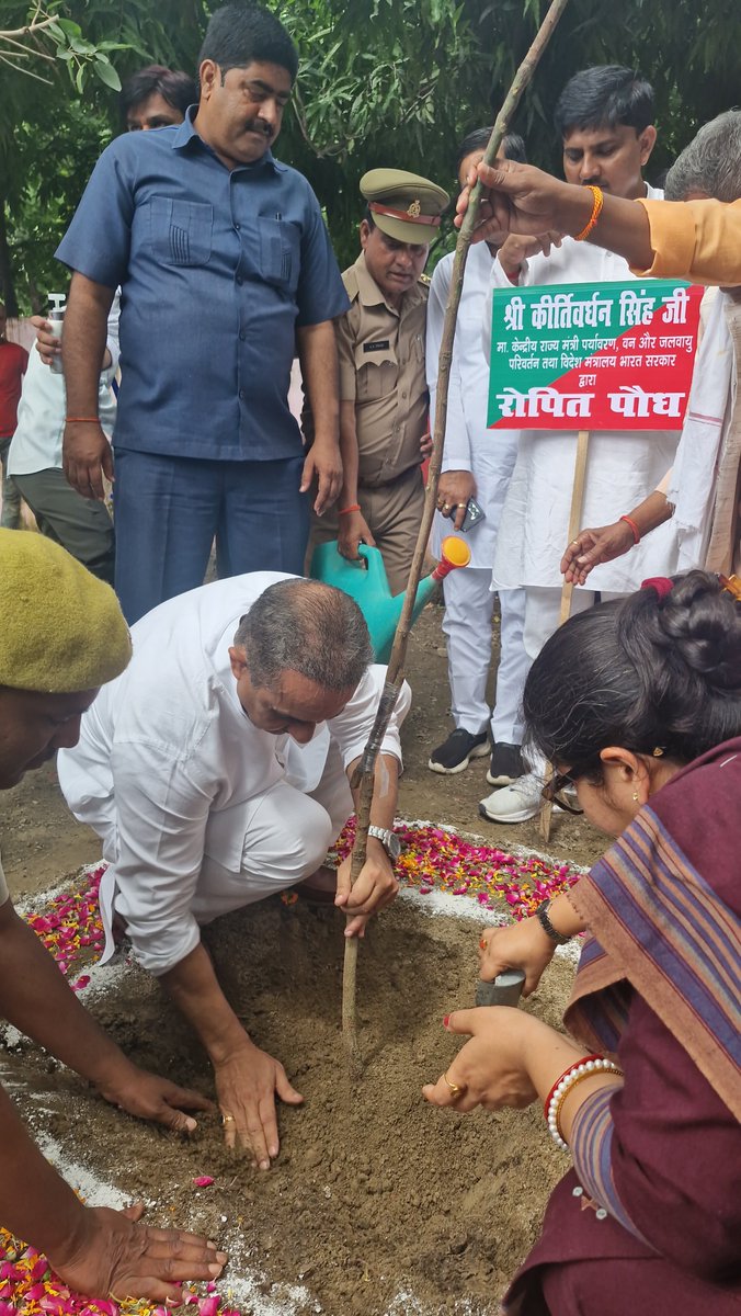 "सेवा ही संकल्प"
भारत के यशस्वी प्रधानमंत्री आदरणीय <a href="/narendramodi/">Narendra Modi</a> जी के जन्मदिन अवसर पर प्रारंभ हुए “सेवा पखवाड़ा” 17 सितंबर से 2 अक्टूबर 2025 तक अभियान के अंतर्गत आज सामुदायिक स्वास्थ्य केंद्र, नवाबगंज (गोंडा) में वृक्षारोपण कर पर्यावरण संरक्षण का संदेश दिया।

इस अवसर पर माननीय