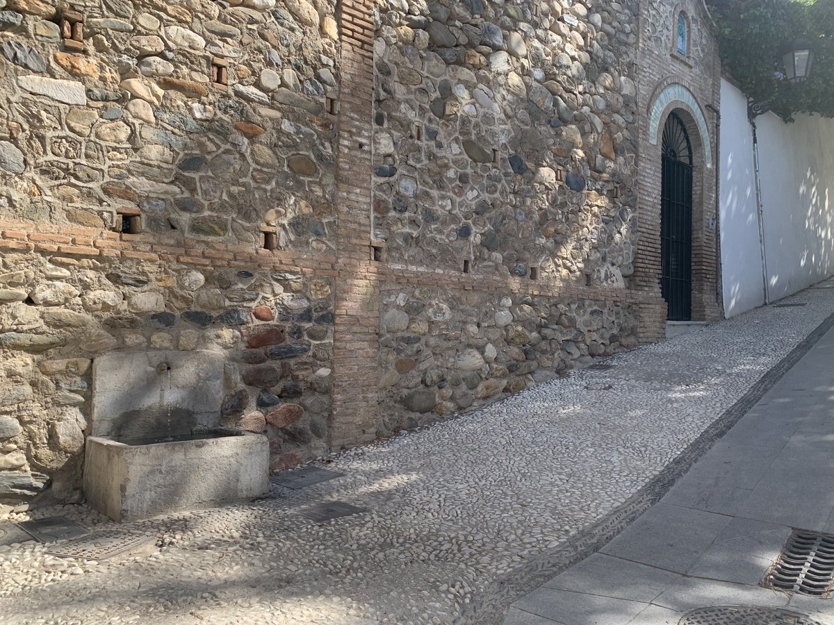 ⛲En la calle Aire Alta del Realejo se encuentra el Pilar de la Alcubilla, legado de la gestión hídrica y la urbanización de #Granada tras la conquista de los Reyes Católicos. Daba acceso al agua potable y fue un espacio clave de sociabilidad en esta época.