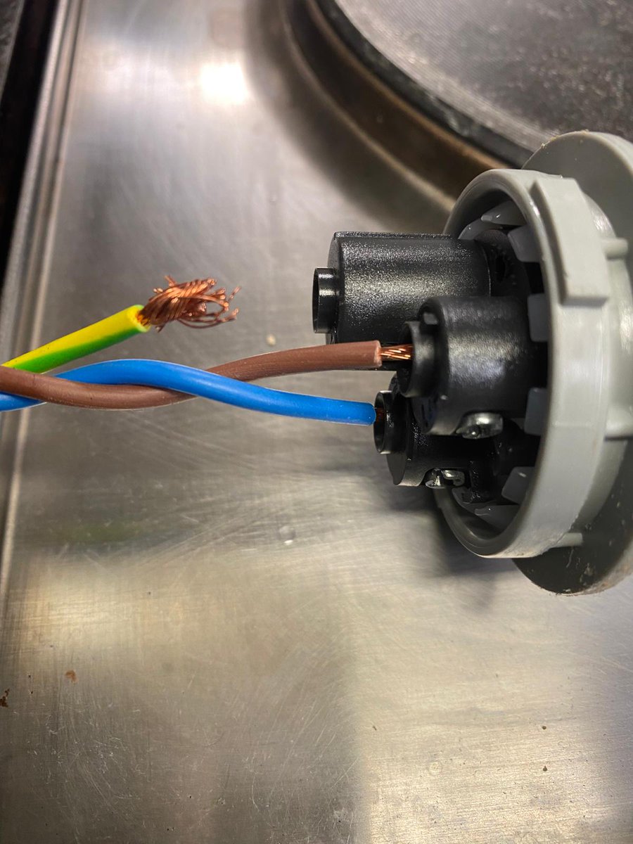 BBCSLTD's tweet image. Quick fix to start the day!

During a routine check, our engineer tested this socket and found no earth connection. He quickly remade the connection and retested, now everything’s working perfectly.

#CommercialKitchen #KitchenMaintenance #SafetyFirst #CateringEquipment #BBCSLtd