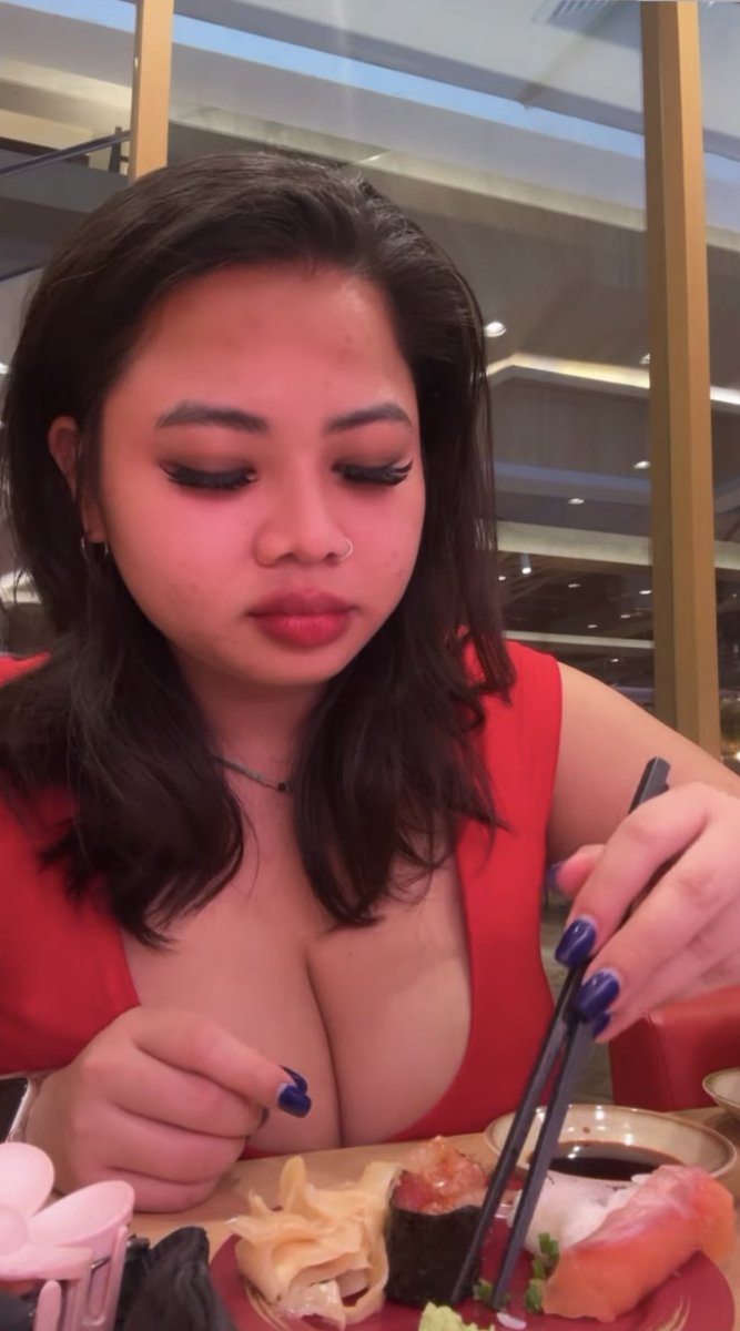 Pyppwn's tweet image. Gmna mau diet tiap hari kerjaanku makan mulu 😅