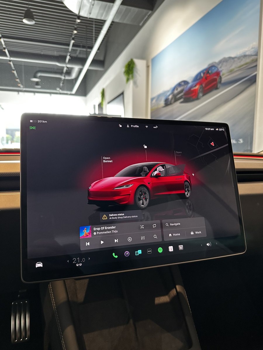 Behind the new MYP was this gorgeous ultra red M3P 🥰 White interior, although a bit dirty, popped and was such a nicer place to sit in. It was a while that I sat in those sport seats, and they still are 🥵

Absolutely the spec I want to go for!