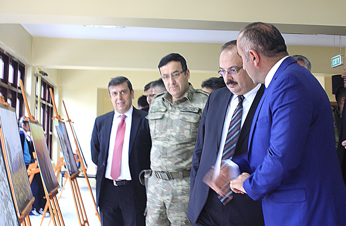 ANILARDAN...
2015 Yılında fotoğraf sergilerimden biri. Dönemin Hakkari Valisi Sayın Yakup CANBOLAT'ın sergimizi ziyaretleri...
Yaşamın içerisine 36 kişisel fotoğraf sergisi, onlarca karma fotoğraf sergisi, 4 fotoğraf kataloğu ve onlarca konferans, söyleşi ve sunum sığdırmak keyfi