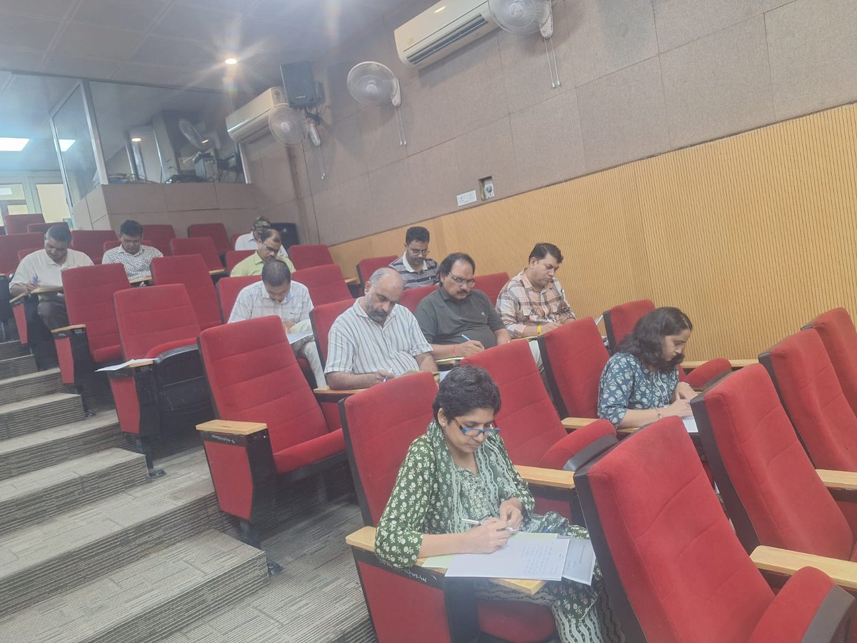 राजभाषा नियमों का अनुपालन करते हुए दि.प.ला में दिनांक 14.09.25 से 28.09.25 तक हिंदी पखवाड़े में राजभाषा संबंधी विविध प्रतियोगिताएं आयोजित की जा रही है। इसी क्रम में दिनांक 17.09.2025 को लाइब्रेरी के वरिष्ठ कर्मचारियों के लिए हिंदी टिप्पण - प्रारूपण प्रतियोगिता का आयोजन किया गया |