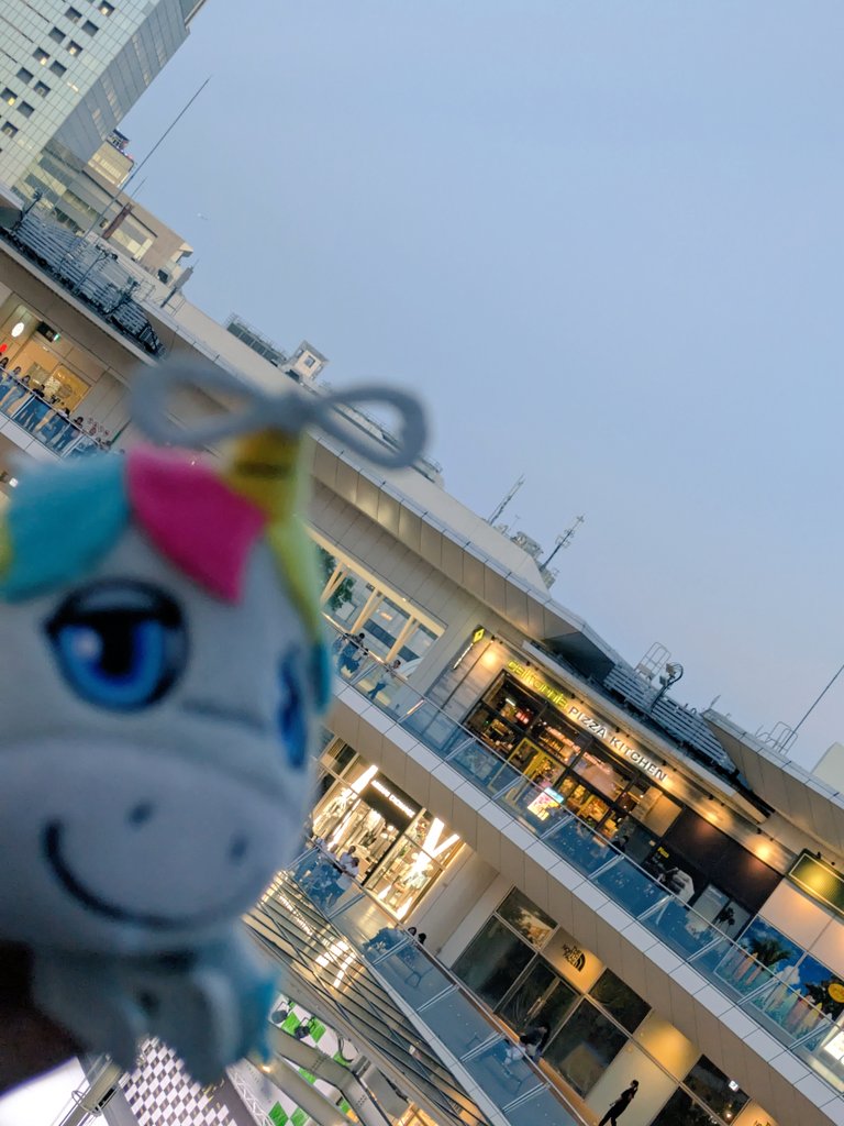 Rainbow7_444's tweet image. EXILEのイベント
仕事終わりで
ギリギリだったけれど
行けて良かったぁ🥹

動画はブレブレで
切り取りもﾄﾎﾎだけど
楽しかった💡

イベント後に
撮影やインタビュー中
汗かき王子の直己さんは
白×青ストライプの
ハンカチ？タオル？で
あせを拭いてて
かわぃ(*´ｪ`*)💜

＃EXILE
＃Getgo
＃小林直己