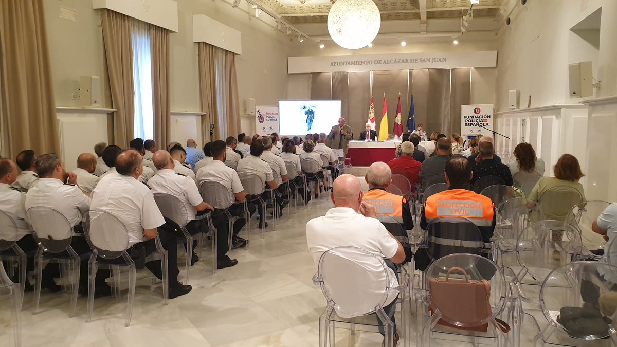 Policía Nacional (@policia) on Twitter photo 📚 Hoy celebramos en #AlcázarDeSanJuan ➡️#CiudadReal, la Sesión Académica de Investigación Histórica por el Bicentenario de la Policía Nacional (1824-2024)
Un encuentro para recordar nuestro pasado, aprender del presente y mirar juntos al futuro 👮♂️💙
<a href="/FpePolicia/">Fundación Policía Española</a> 📚 Hoy celebramos en #AlcázarDeSanJuan ➡️#CiudadReal, la Sesión Académica de Investigación Histórica por el Bicentenario de la Policía Nacional (1824-2024)
Un encuentro para recordar nuestro pasado, aprender del presente y mirar juntos al futuro 👮♂️💙
<a href="/FpePolicia/">Fundación Policía Española</a>