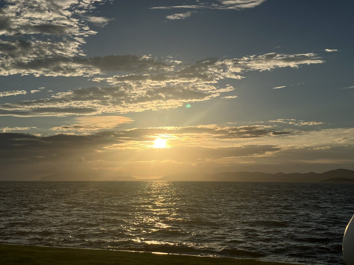 ariran_trpg's tweet photo. 美術館で夕日見れました。宍道湖は広い。雲多くて沈む瞬間までは分からなかったけど良い景色。あと展望台に居た触っても良いカバ。 https://t.co/sFHviZChNa