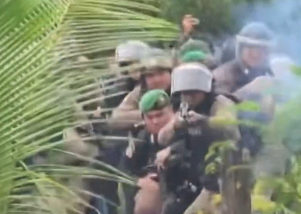 SovannChumdeth's tweet photo. Thai soldiers use weapons and violate ceasefire on Cambodian civilians
#ThailandStartedTheWar 
#thailandviolatingtheceasefire 
#savecambodiasoldiers 
#savecambodiancivilians 🙏🙏🙏😭🇰🇭 https://t.co/EpivN4UAut