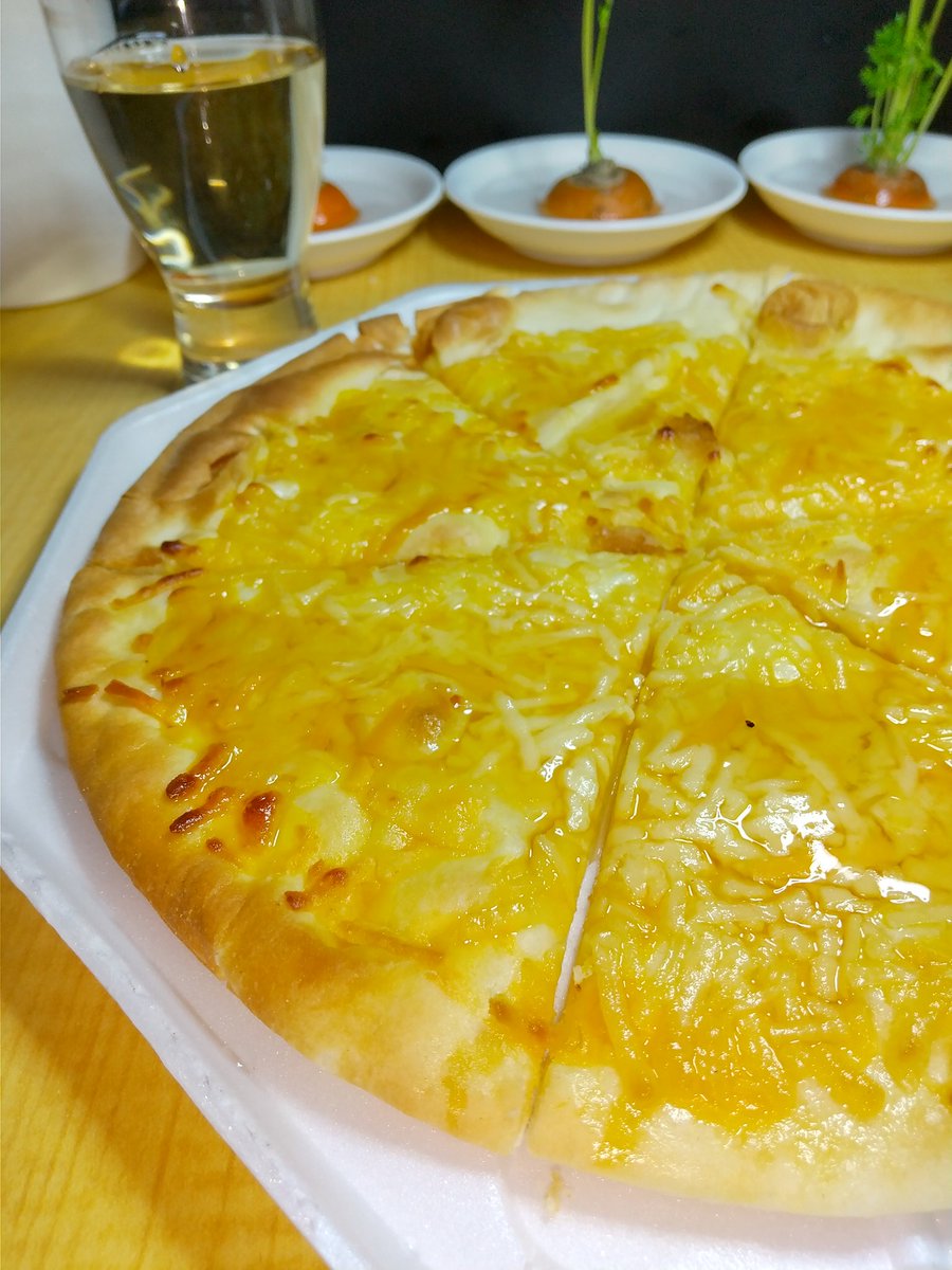 #居酒屋ひろし🏮#蜂蜜ピザ🍕#ニッポンハム #チーズピザ #蜂蜜 #白ワイン #晩酌 #病院デート

今日も少し頑張った…
お疲れ様！乾杯✨🥂✨😋👍💕

蜂蜜ピザ🍕には白ワインが合うよ…

明日も病院デート…楽しみ
