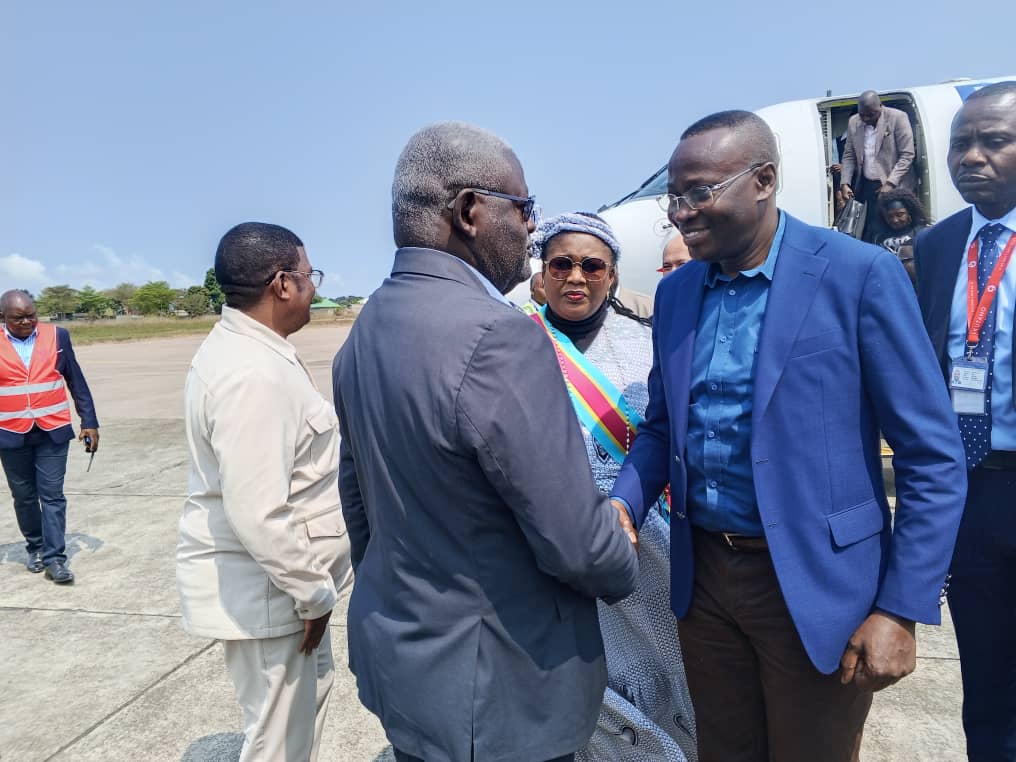 VolcansLes's tweet photo. #RDC đšđ© : Le vice-Premier ministre de lâĂconomie, Daniel Mukoko, est arrivĂ© ce mercredi Ă #Muanda (#KongoCentral) pour une rĂ©union de travail Ă la #SOCIR. Il a Ă©tĂ© accueilli par lâadministratrice du territoire, Amina Panda, et des membres du conseil de sĂ©curitĂ© local. https://t.co/qaY7cGsXww