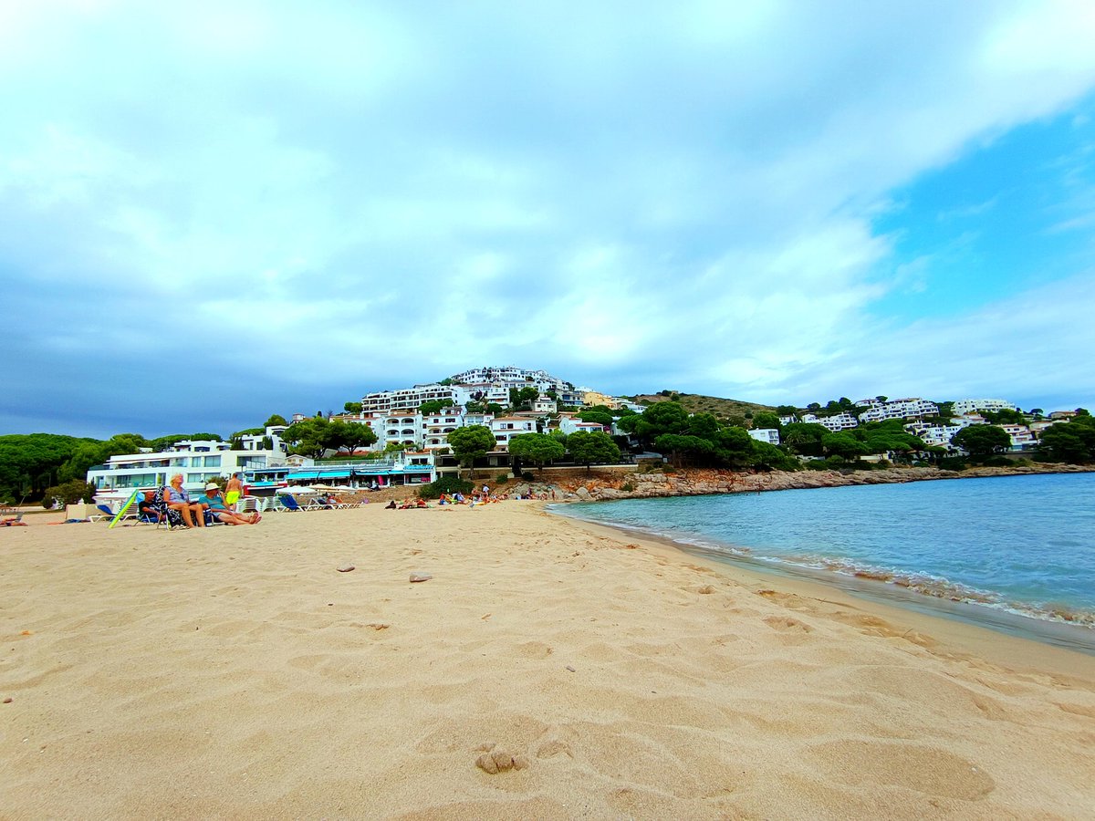 desastre total la costa brava! ningú* a la platja, pkgs buits, restaurants sense gent amb arrossos melosos al seu punt, ni regueton de companys de tovallola ni suades under my umbrel·la, cales pelades, ... res a veure amb els gloriosos juliol i l,agost, on va a parar!