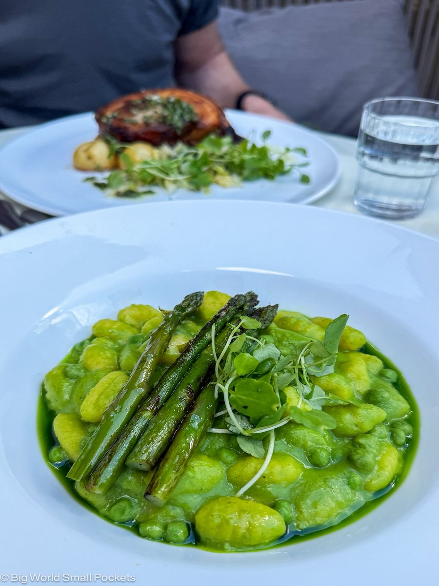 Some towns are worth visiting for their history alone – but what if you could enjoy centuries of stories without leaving your dog behind? 🇬🇧🏰

🐶 That’s exactly what I found in Bury St Edmunds, the UK’s most dog-friendly town.

👉 bigworldsmallpockets.com/bury-st-edmund…