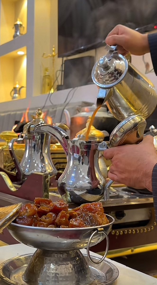 ياراعي الكيف و الفنجال و الدله
تعال اقهويك من كيفي بفنجالي&amp;

€بصب لك فنجال والثاني رديف له &amp;
والثالث يساق من غالي الى غالي *