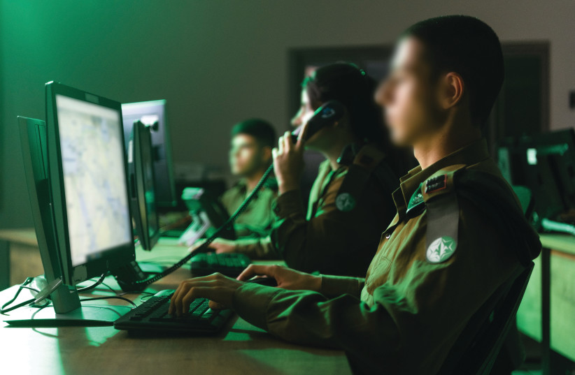 🧵 خلفيات عن التجسس التكنولوجي الإسرائيلي في المنطقة

💢ترتبط قضية تطبيق AppCloud بمخاوف أوسع حول ريادة #إسرائيل في تقنيات التجسس والمراقبة، إذ وُجهت لها اتهامات سابقة بالتجسس على سياسيين وناشطين وصحفيين عبر برامج مثل بيغاسوس، ما أثار ضجة عالمية وأدى إلى محاكمات.

💢تشير تقارير