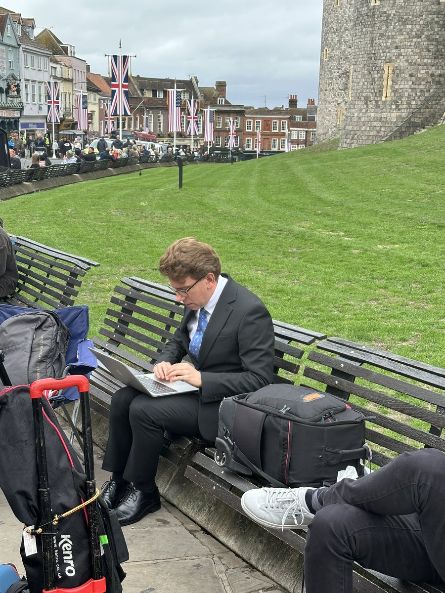 CamillaTominey's tweet image. In Windsor with top @DailyTPodcast team reporting on the Trump state visit - podcast dropping at 5pm with all the latest intel with a (multitasking) @timothy_stanley and featuring @Hannah_Furness @benrileysmith