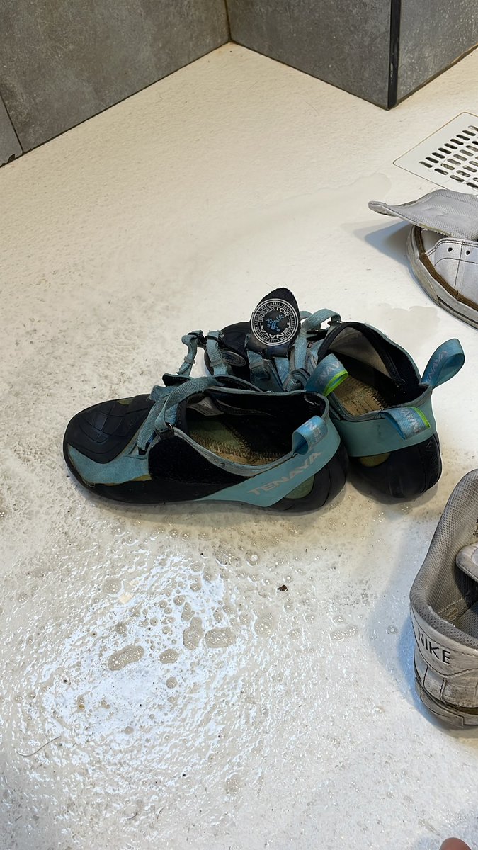 unairodr's tweet photo. Mi plan de esta mañana siendo limpiar mis pies de gato y las zapatillas impregnadas en alcohol de fiestas mientras escucho linkin park https://t.co/ij42gbeqN4