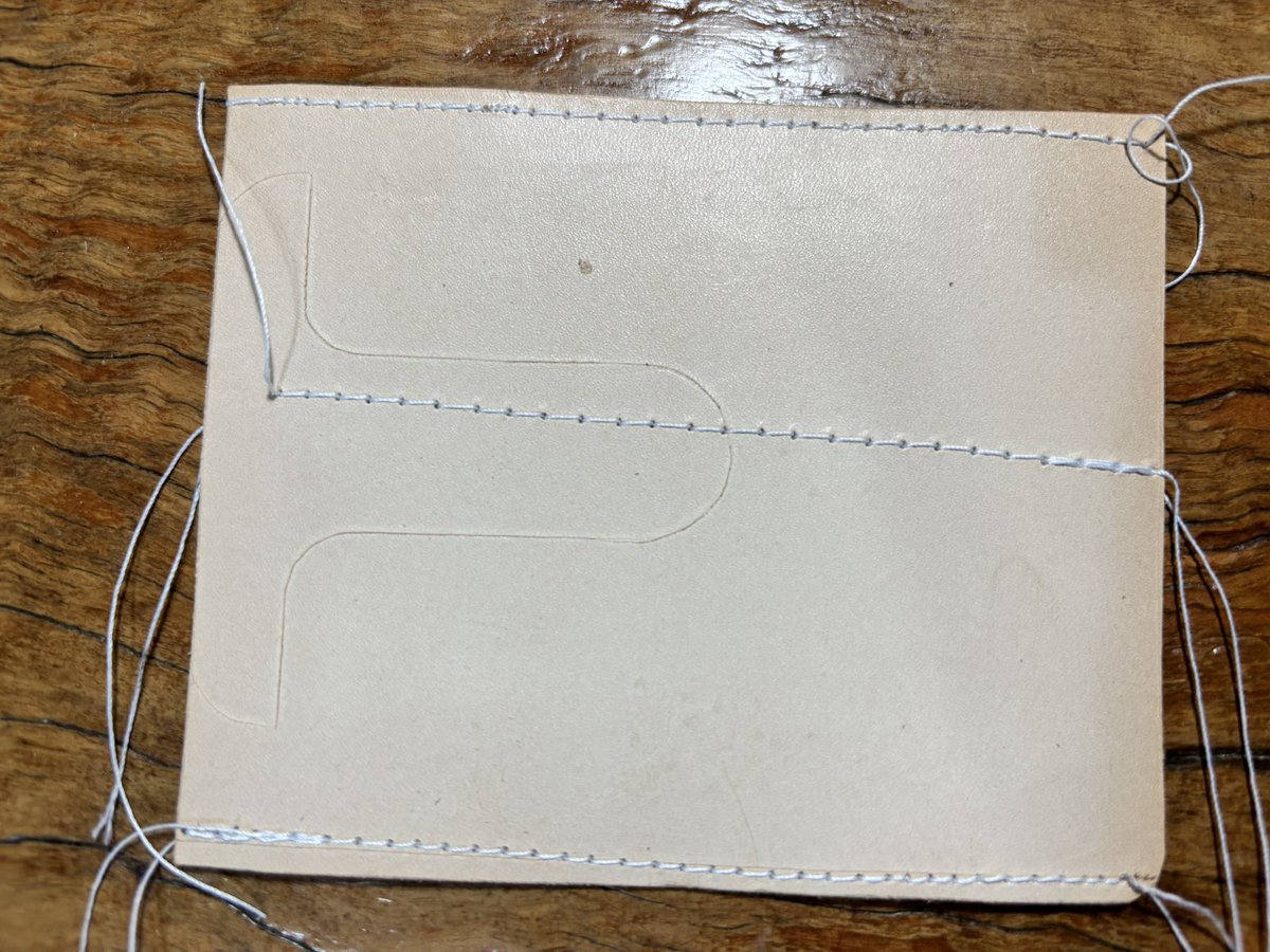 LC_Tabu's tweet photo. ミシン磨き用のミニ雑巾作ってみました。
んー、へたっぴ。
ま、いくつか作ったら上手く作れるようになると思う、たぶん。

そして、試しに1mm厚の革をぬってみました。  おっ、縫えた！と思ったんですが、布と違って何かいろいろおかしい。

また勉強。

#アンティークミシン https://t.co/Ek9nOiUyWd