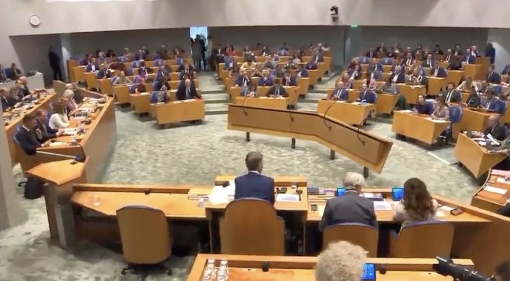 Ik heb het eerste deel van de Algemene Politieke Beschouwingen zitten kijken. Bij een gemiddelde zaterdagamateurclub gaat het er nog professioneler aan toe.

Ik ben afgehaakt toen het onderwerp 'biggestaartjes' ter sprake kwam. Meen ik echt.

We hebben gigantische problemen in