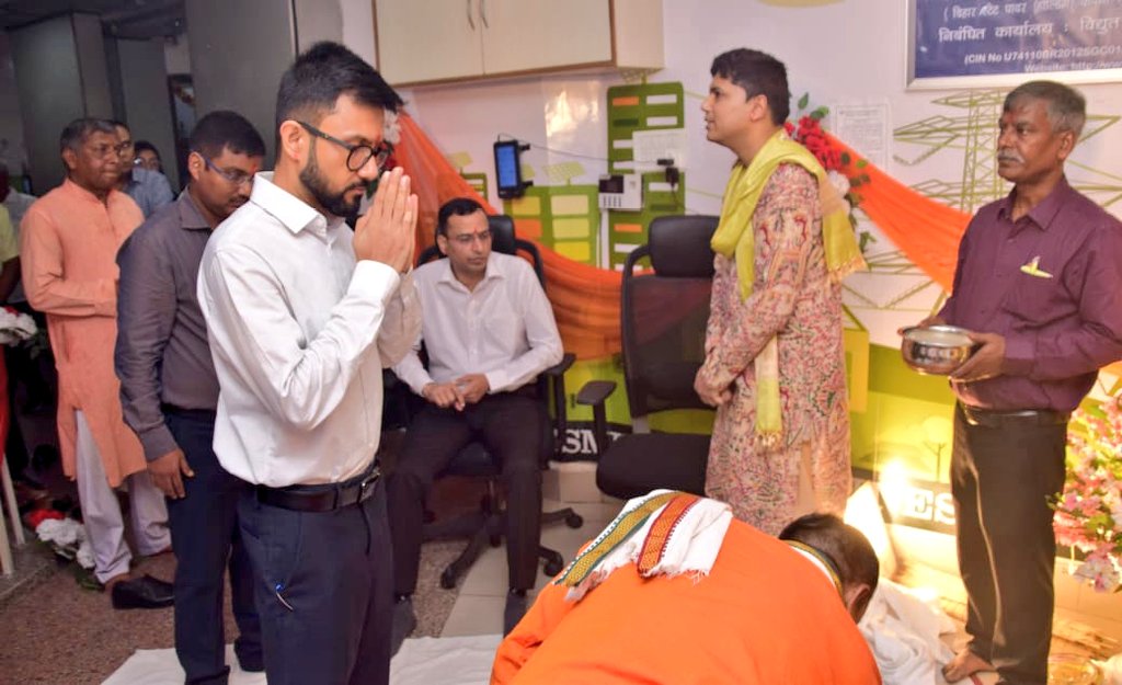 EnergyBihar's tweet photo. ऊर्जा सचिव एवं सीएमडी #BSPHCL श्री मनोज कुमार सिंह एवं MD #NBPDCL श्री राहुल कुमार (IAS) ने आज विद्युत भवन में सृजन के देवता भगवान विश्वकर्मा की पूजा अर्चना की।

@IPRDBihar
@manojksingh_IAS
@mahendrakr_ias
@biharenergy
@minofpower
#BiharEnergyDept
#VishkarmaPooja
#विश्वकर्मा_पूजा https://t.co/Ygkxd9nwL6
