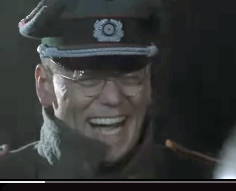 某週刊誌編集部にて

記者:「秋篠宮家を誹謗中傷する編集方針に抗議します！」
編集長:「抗議するだと？　皇后陛下に抗議するんだな！　HAHAHAHAHAHA…！」

※画像は『スターリングラード』(1993)より