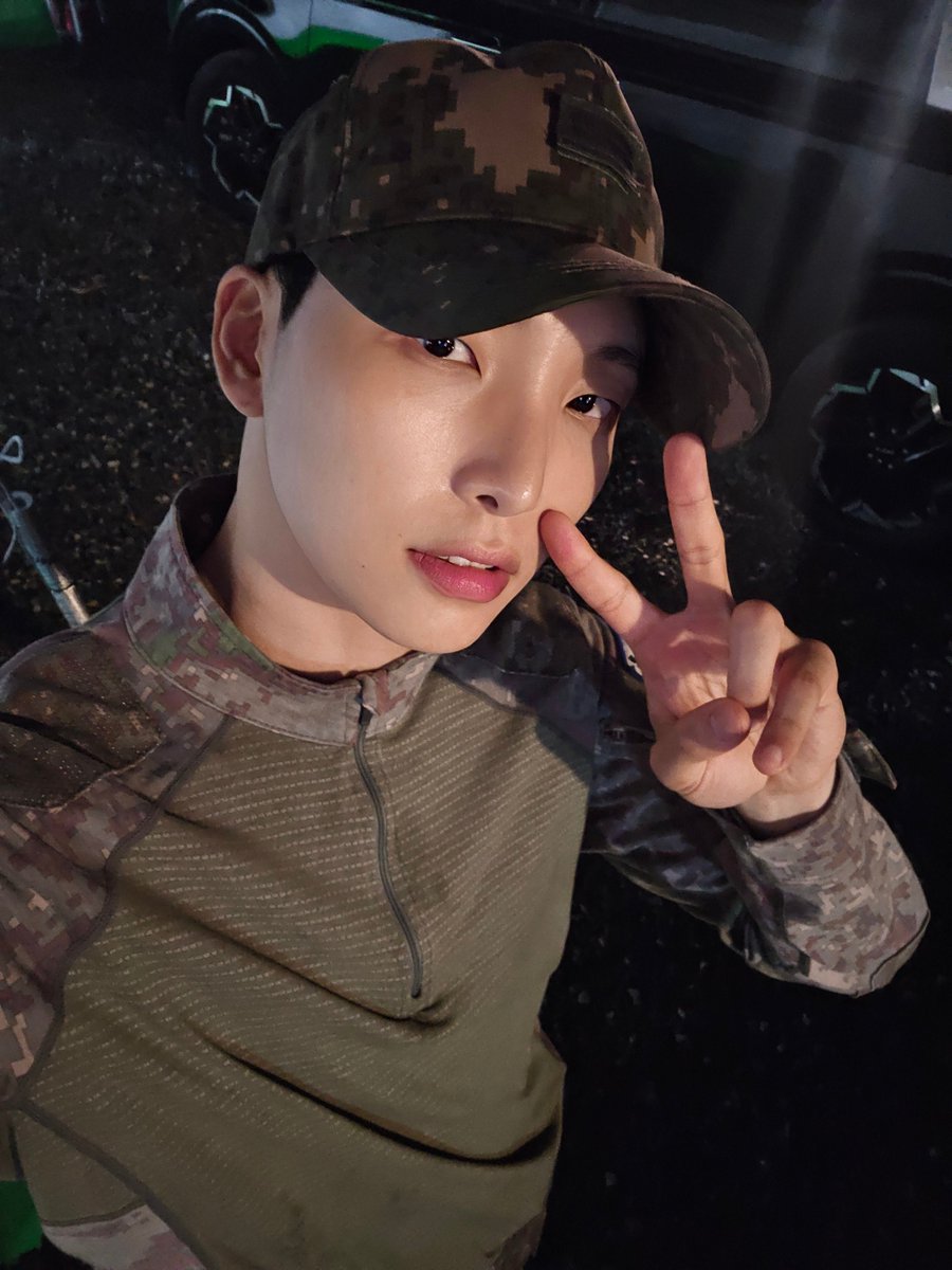 iloverjsals's tweet image. 일병 이서호 드디어 군복 셀카🥹🥹🥹🥹🥹