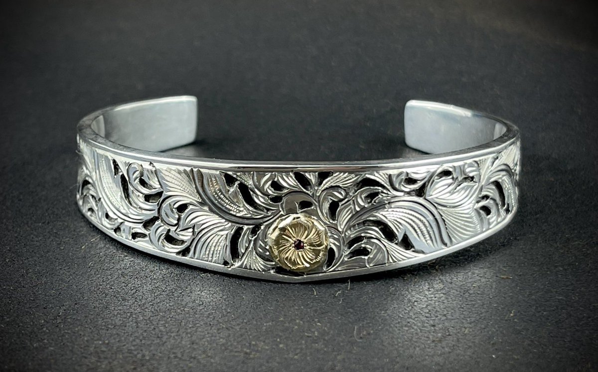 波形デザイン 金色オープンバングル 波形デザイン 金属製オープン