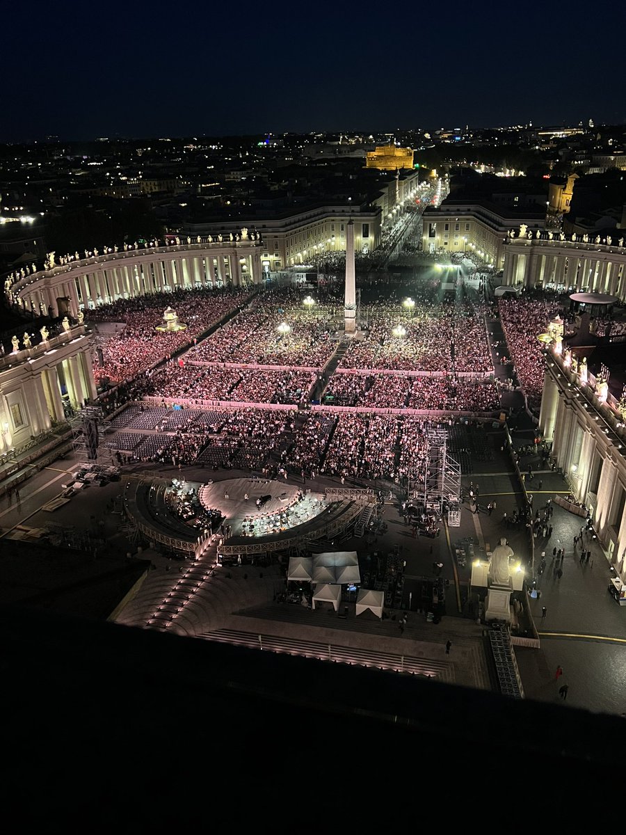 ToscaMusk's tweet image. Rome. Simply magical. Congratulations @kimbal &amp;amp; @NovaSkyStories for the incredible show over the Vatican City. 3,000 drones! Breathtaking.