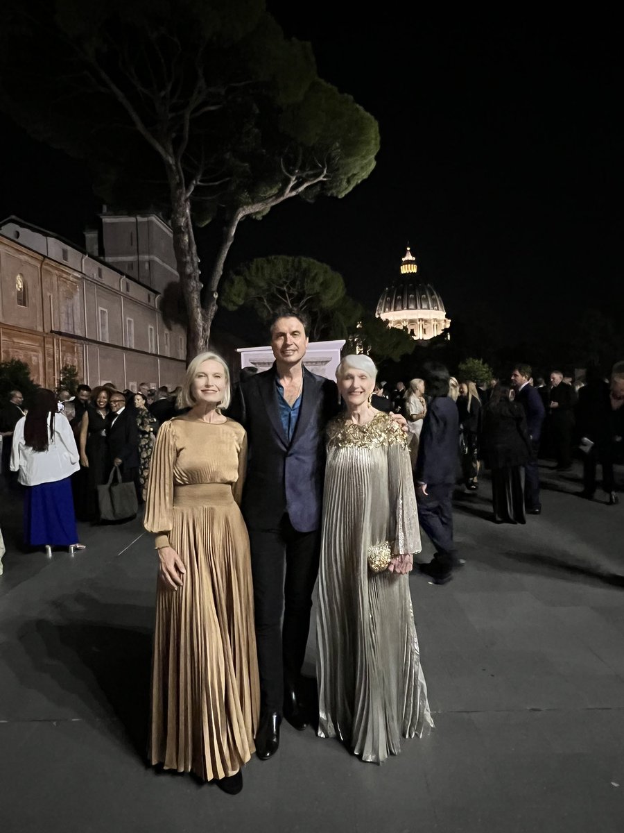 ToscaMusk's tweet image. Rome. Simply magical. Congratulations @kimbal &amp;amp; @NovaSkyStories for the incredible show over the Vatican City. 3,000 drones! Breathtaking.