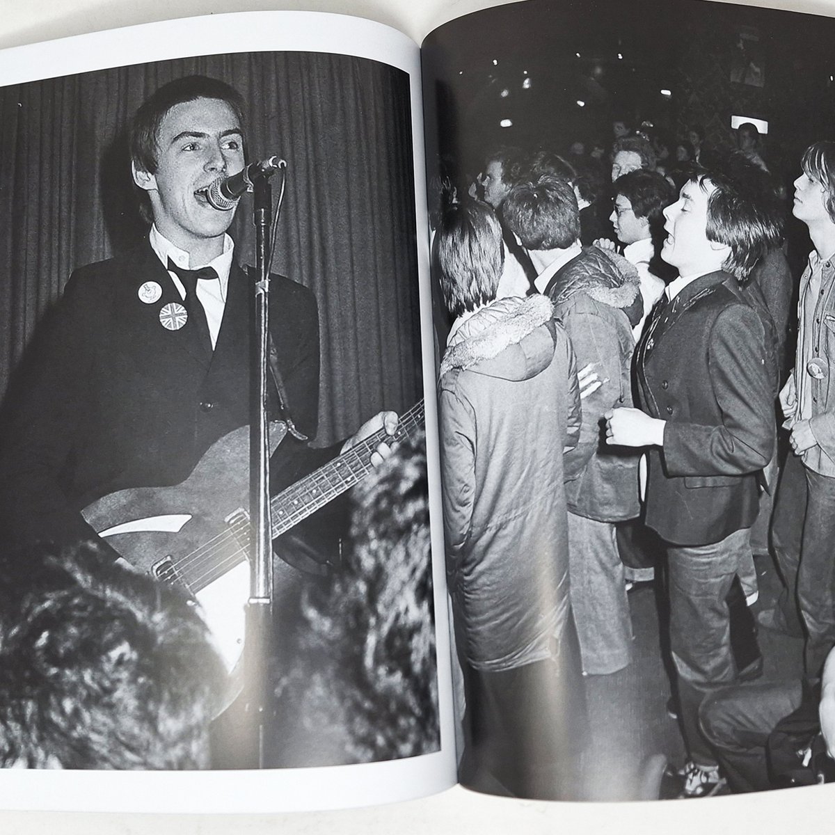 Este fotolibro Salvador Costa fue uno de los primeros en documentar la escena punk de Londres en 1977.  Casi medio siglo después vuelve a estar disponible en una edición actualizada, incluyendo fotos inéditas.
munster-records.com/producto/punk-…