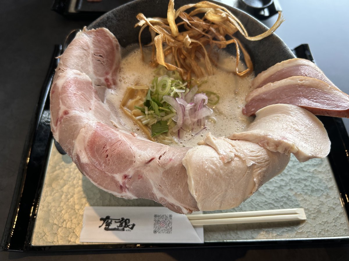 Ｘ担当の店長『近ちゃん』です😄

白山市エリアの8号沿いに出来たラーメン店に行ってきました🍜
鳥白湯ラーメンがとっても美味しかったです😍

店構え・接客・店内の雰囲気・ラーメンのビジュアルなど
最高なお店でした😋

そして、＃ダイナム 加賀店の今週末は…
むふふっ😉

＃合同企画　＃ラーメン