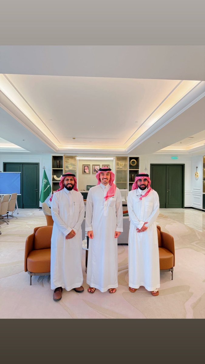 mohamedbelady's tweet photo. شرفٌ عظيم وتشريفٌ كبير أن نلتقي بسمو وزير الرياضة صاحب السمو الملكي الامير
 عبدالعزيز بن تركي الفيصل @AbdulazizTF
حيث غمرنا بكرم ترحيبه وسعة صدره وحرصه الأخوي على تطوير الرياضة والرياضيين

توجيهاته السديدة كانت وسام فخر، وحافزًا ملهمًا لنا في شركة نادي الأنصار الرياضي @alansarksa بالمدينة المنورة، لمضاعفة الجهد وتحمل المسؤولية تجاه خدمة وطننا ومجتمعنا

خالص الامتنان والشكر لسموه الكريم، ولوزارة الرياضة  @mosgovsaعلى  دعمهم الكبير لمسيرة الأندية وتحقيق مستهدفات #رؤية_السعودية_2030

وبإذن الله نكون عند حسن الظن 
ونحقق ما يليق بتاريخ المدينة وأبنائها ومكانتها في قلب كل سعودي ومسلم 

صورة تجمعنا
 أنا وأخي المهندس باسم بن عودهـ البلادي الرئيس التنفيذي مع سمو الوزير حفظه الله 💚🧡🇸🇦

#الرياضة #المدينة_المنورة #نادي_الأنصار