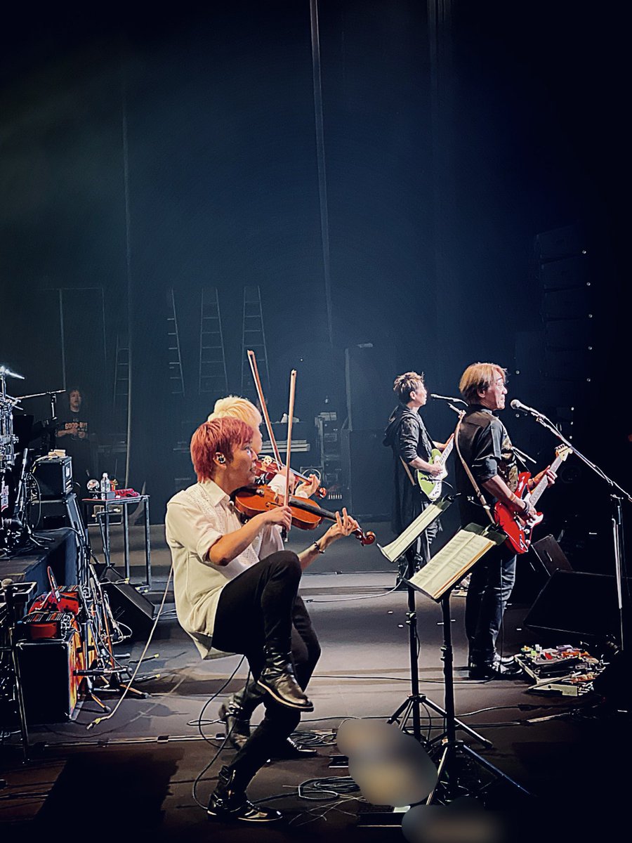 SHIMIZU_K's tweet image. 男の背中シリーズ# 58

「THE GOOD-BYE LIVE TOUR 2025 - ROUTE 83 -」7大都市公演も残すは仙台&amp;amp;福岡公演のみ！

さぁ〜、ツアー最後までお越しの皆さまには思いっきり楽しんでいただきましょう！

ところで、、、#sources  の加賀谷綾太郎くん、この体勢でバイオリン弾けてるの凄い！笑

#thegoodbye