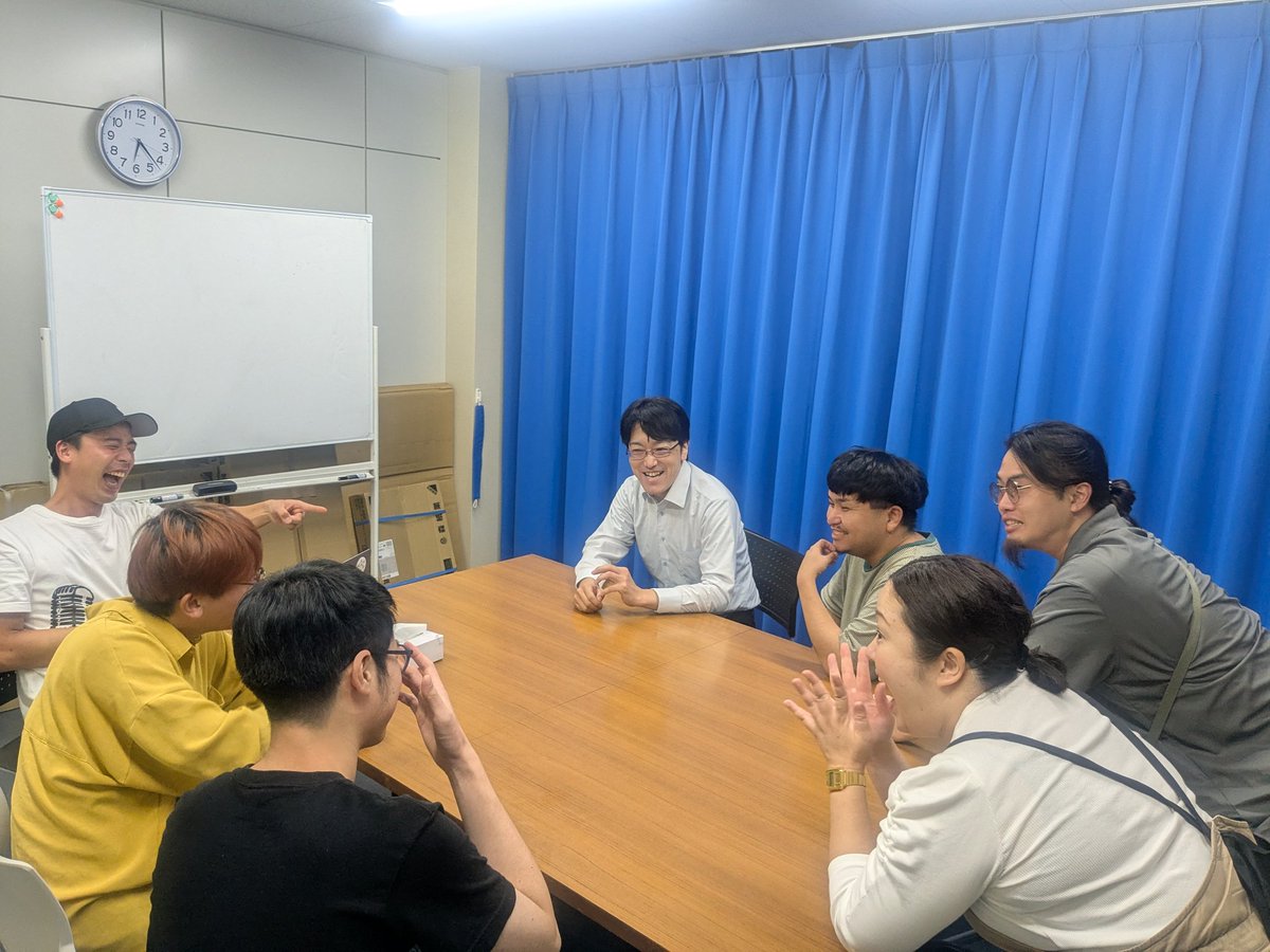 今日はPandoraの企画コーナー会議がありました！
芸人から持ち込まれたたくさんの企画の中から、厳選した企画を毎月行なっていきます！
※写真は盛り上がり中の会議のひとコマ。