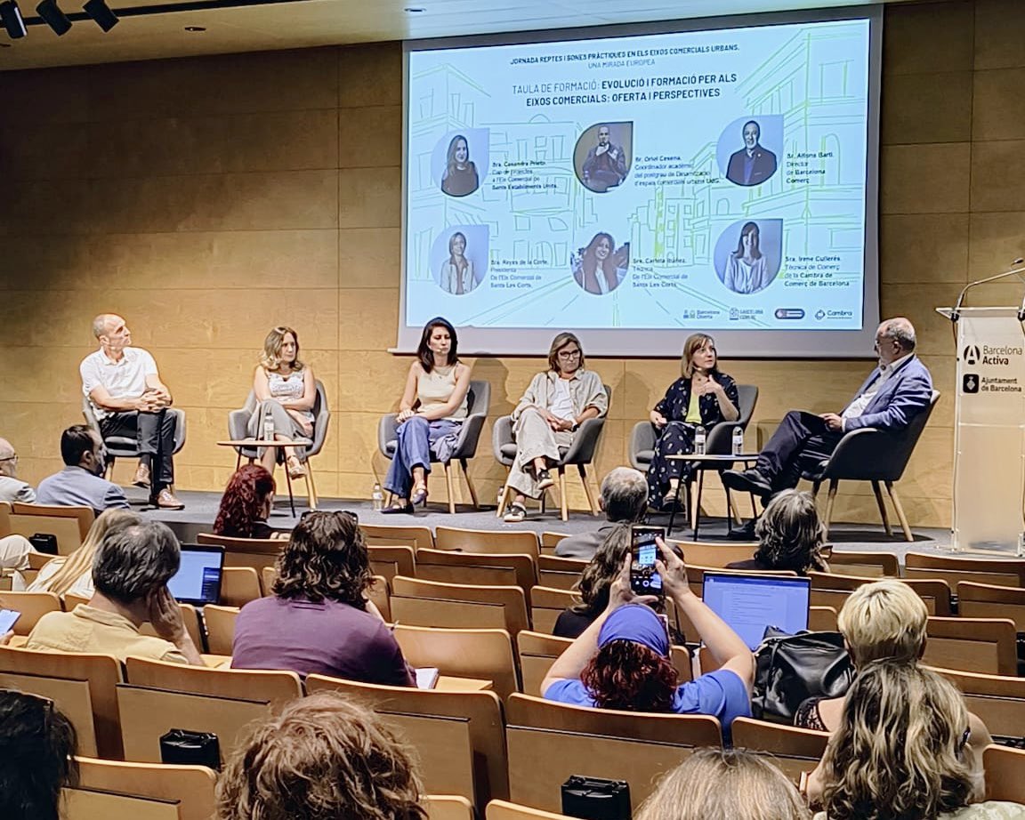 Seguim la jornada amb la taula “Evolució i formació per als eixos comercials: oferta i perspectives”

Representants dels eixos comercials i experts comparteixen experiències i visions sobre el paper de la formació com a eina clau per al futur del comerç de proximitat.