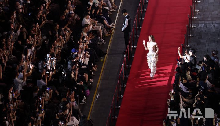 LISANATIONS_'s tweet image. She’s the moment ✨

@wearelloud @Bulgariofficial 

#LISAxBIFF2025
#LISAXBVLGARI
#BIFF2025