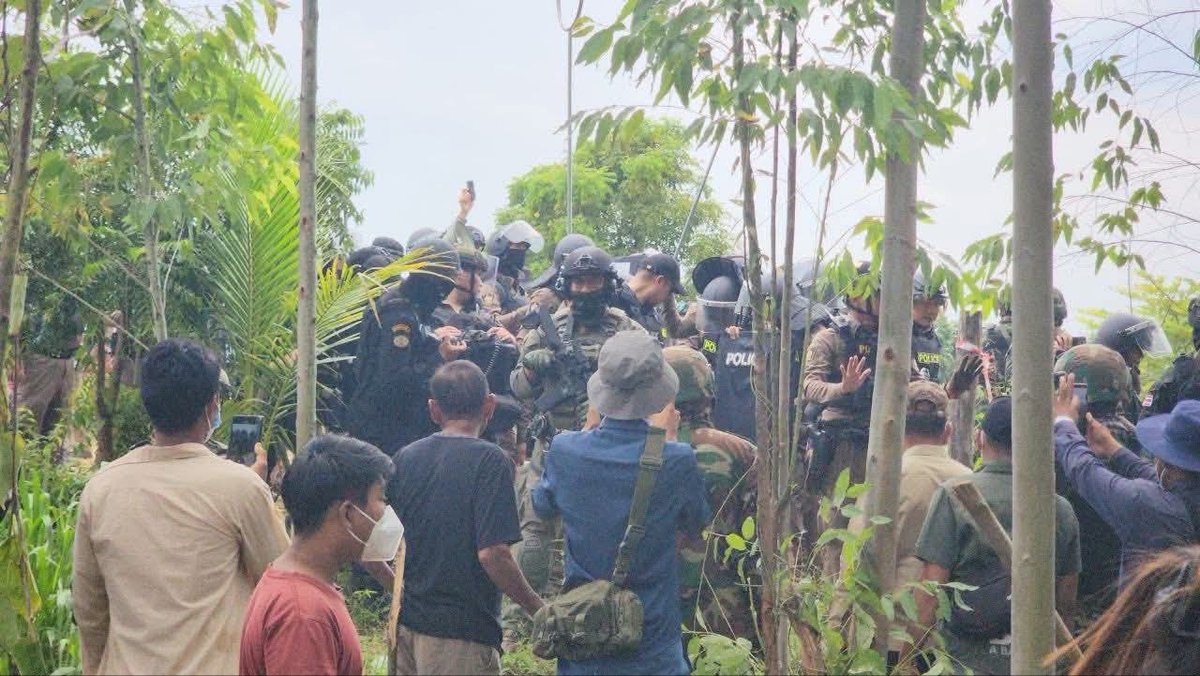 rotanaenglish's tweet image. រសៀលថ្ងៃទី១៧ ខែកញ្ញា នេះ ទាហានថៃប្រដាប់ដោយខែល ដំបងនិងអាវុធ បន្តរំលោភបំពានមកលើកម្ពុជា ដោយបានបន្តរាយបន្លាលួស
#exposethailies