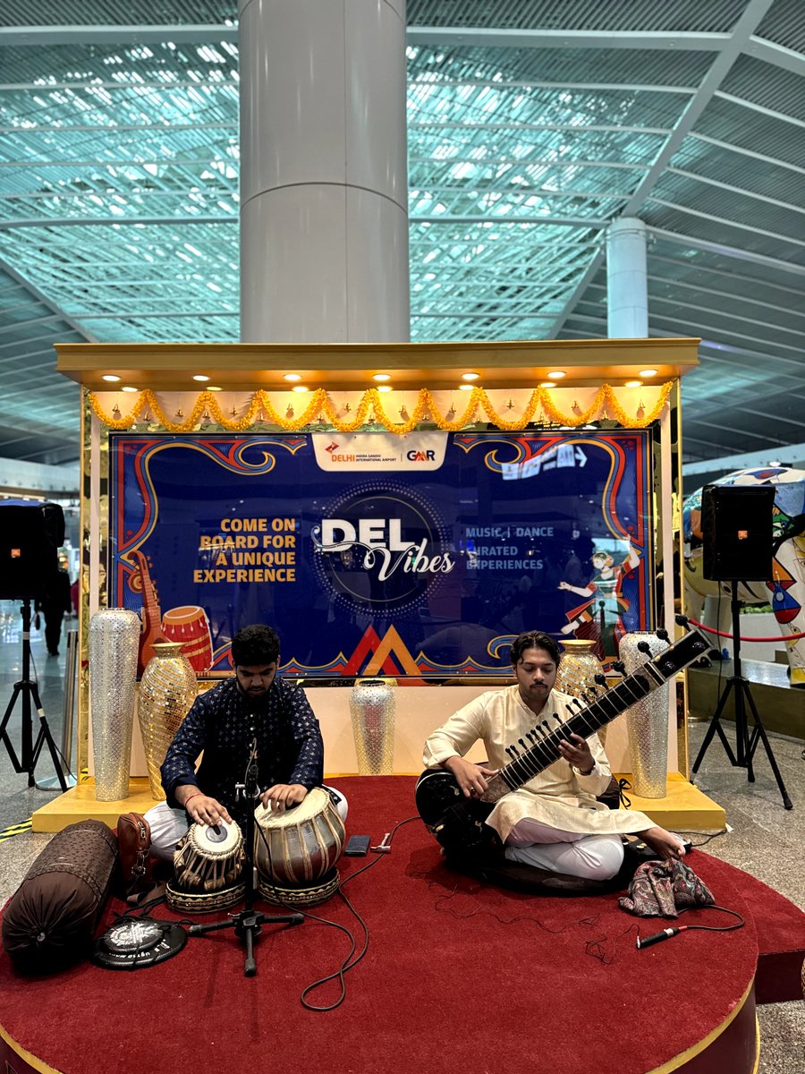 DeshiProfessor_'s tweet image. “Soothing live tunes at @delhiairport 🎶✨ Adding melody to every journey through Terminal 1.
#Delvibes #DelhiAirport #TravelWithMusic