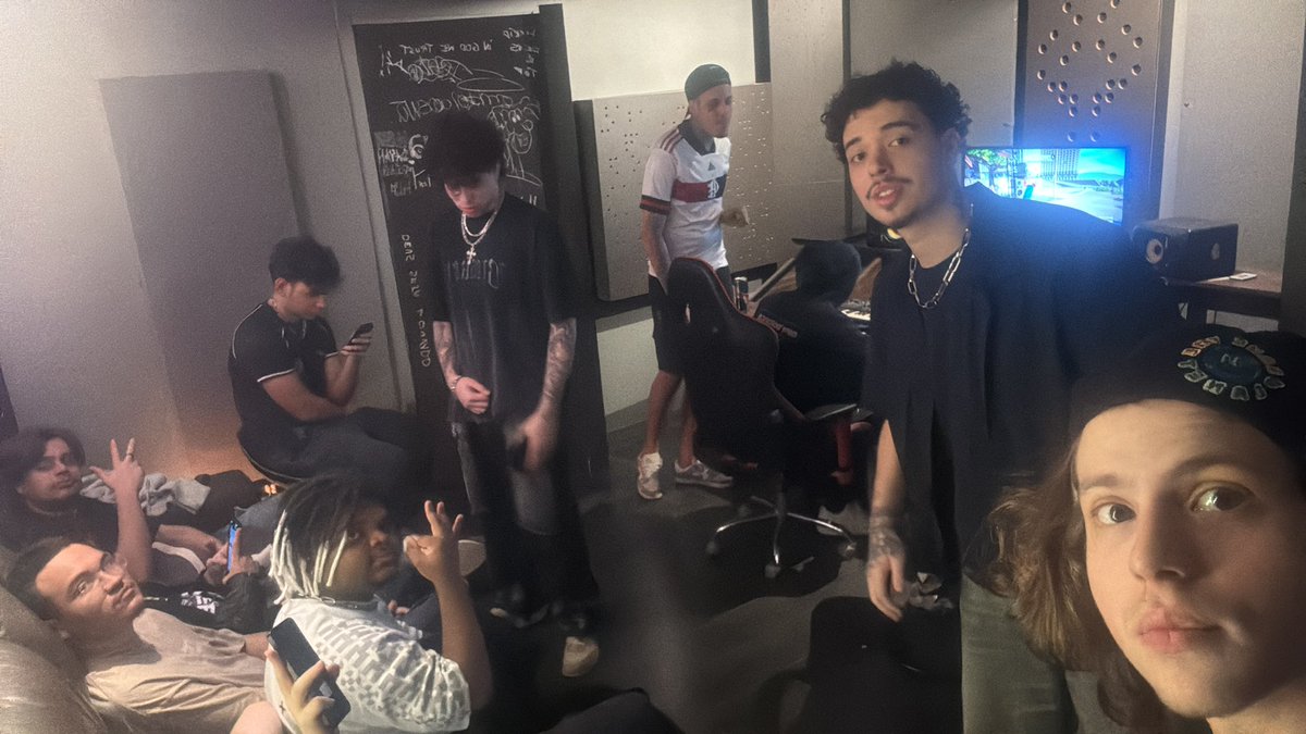 EoDanOficial's tweet image. Jogue os meninos do geek em um studio e adivinhe o que aconteceu… 

(Foto que eu mandei pra minha namorada)