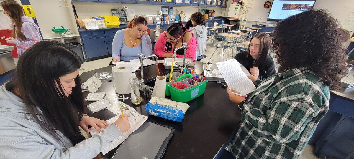 GloucesterGHS's tweet image. Mrs. McKinnon&apos;s Anatomy and Physiology class today investigated how diabetes disrupts a normal negative feedback mechanisms in the body along with using patient case studies to diagnose the types of diabetes in a patient. #LionsLearning