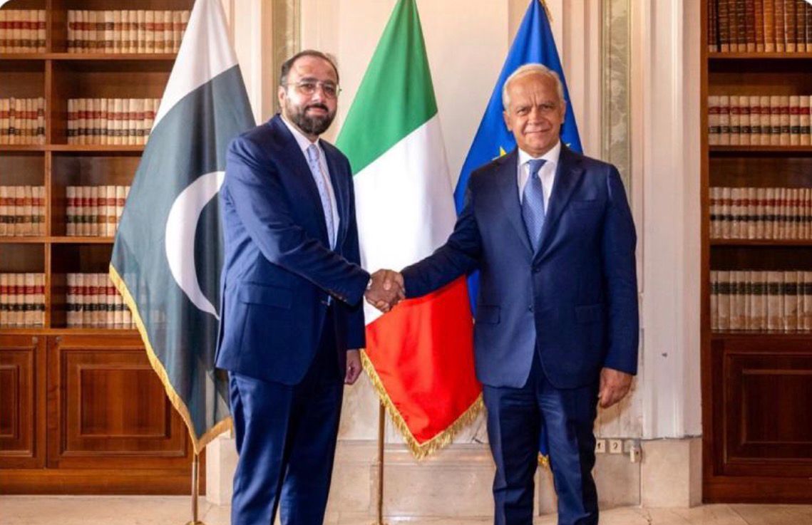 PakinItaly's tweet image. 🇵🇰 Minister #OPHRD @ChSalikHussain met with @Piantedosim at the Interior Italian Ministry earlier today. Both reaffirmed to expanding opportunities for 🇵🇰 workforce in Italy by strengthening #regularmigration through recently concluded MoU while curbing #illegalpathways.
🇵🇰🤝🇮🇹