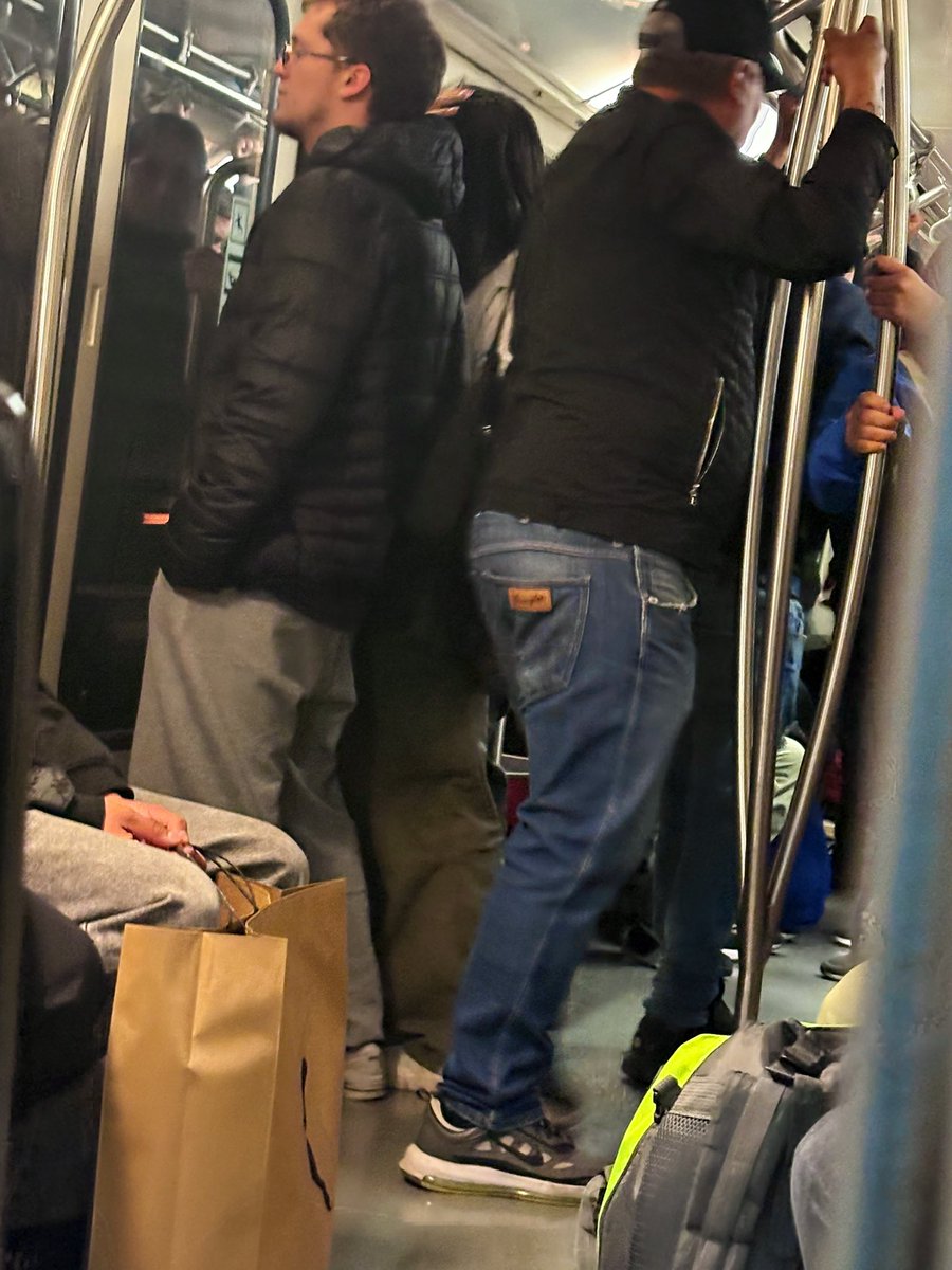vinach444's tweet photo. @metrodesantiago cuando será el día en el que hayan guardias en las estaciones??? 4 lanzas en el metro y nada de personal en las estaciones.
Miércoles 17/09 a las 13.32 carro 1287. Ningún guardia ni asistente de metro. 
El de gorro y 3 más paseando metiendo mano en los bolsillos https://t.co/4MpQKfaus5