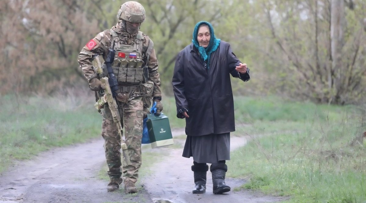 Babushka gives tactics to her liberator.🇷🇺🌹❤️