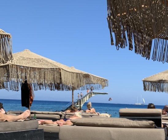 Rhodes Island Ronda Beach Bar
How can the Lodos municipality allow this? Customers are charged 40 euros for using a sunbed for three hours. Exorbitant prices continue to affect tourists in the Greek Islands. Citizens are asking; How can the European Union allow this?
