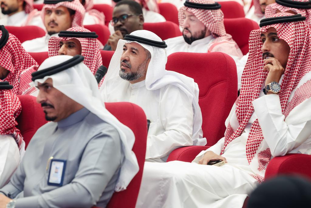 ضمن احتفالية ⁧#اليوم_العالمي_لسلامة_المرضى2025⁩ عُقدت جلسة حوارية مع د. علي عسيري مدير عام المركز السعودي لسلامة المرضى، جرى خلالها مناقشة أبرز المخاطر التي قد يتعرض لها الطفل داخل المنظومة الصحية وسبل الوقاية منها إضافةً إلى استعراض التحديات وسبل التغلب عليها ودور التقنيات