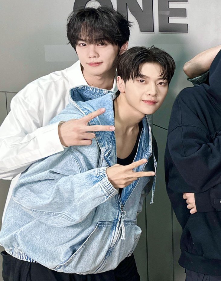 smvst528's tweet photo. Matthew wore the jacket which we sent to him in birthday project 🥰
Love you so much our lovely boy 😘🦊

#석매튜 #SeokMatthew
#제로베이스원 #ZEROBASEONE https://t.co/iuH22vic6h